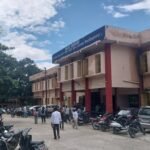 कला संकाय संकायाध्यक्ष का कार्यभार ग्रहण करने के बाद प्रो. प्रशांत कुमार सिं ने कुलसचिव को सौंपा पत्र।