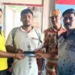युवक का खोया मोबाइल ढूंढकर वापस लौटाया