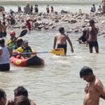 पूरी रात पहाड़ी पर फंसा रहा बिहार का युवक, रेस्क्यू बोट से त्रिवेणी घाट लाया गया
