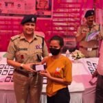 खो गए मोबाइल लौटाते ही खिल उठे लोगों के चेहरे